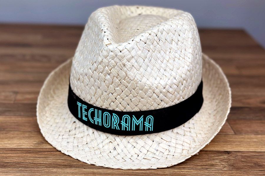 zomerhoedje met bedrukt lint rond de basis, voor Techorama